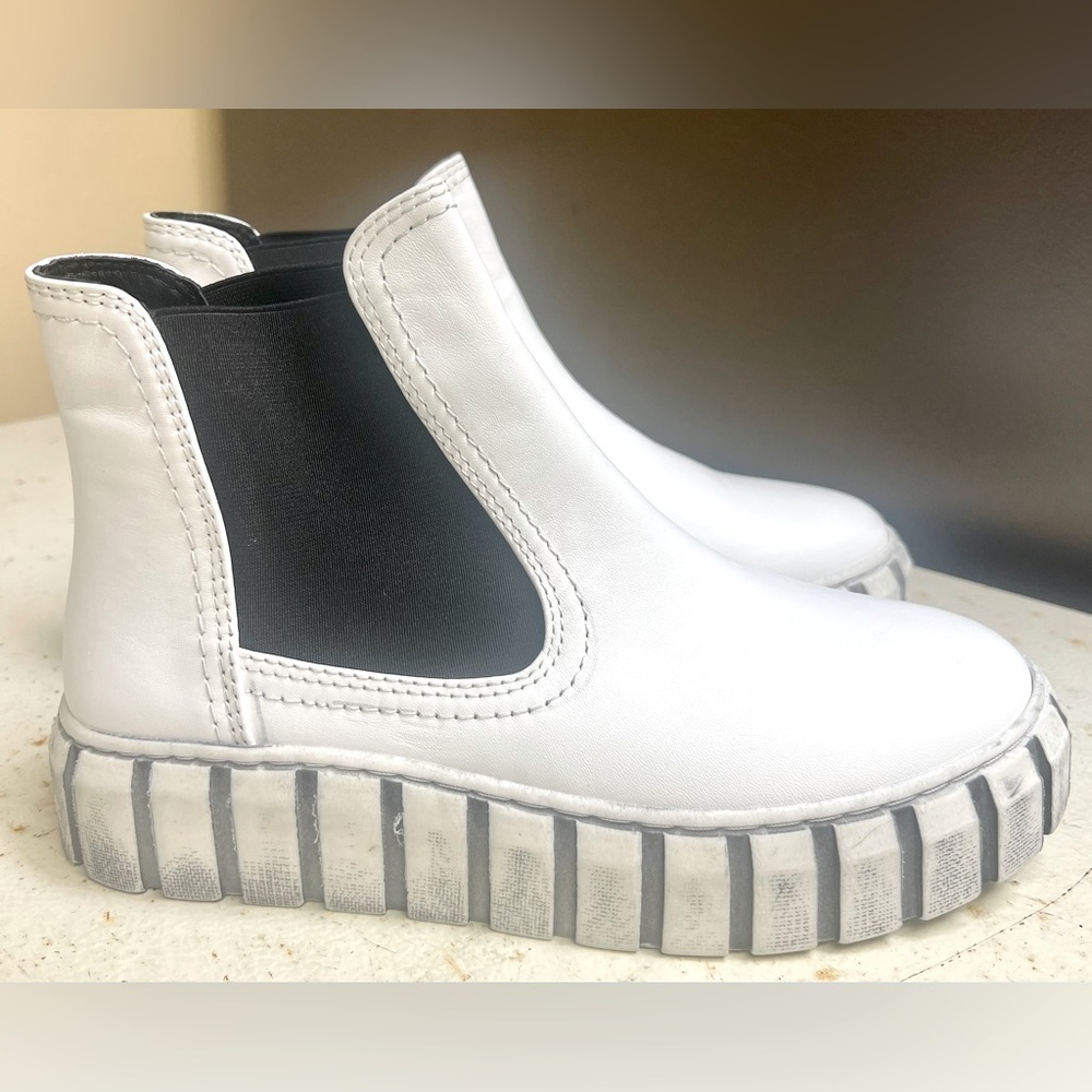 Gelato smooth white leather boots stationed on platform heels. Size 37 (6.5)
